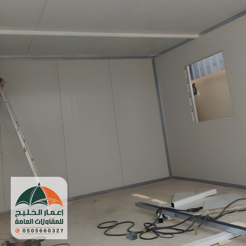 غرفة أضافية للسطح مصنوعه من الساندوتش بانل من مؤسسة إعمار الخليج